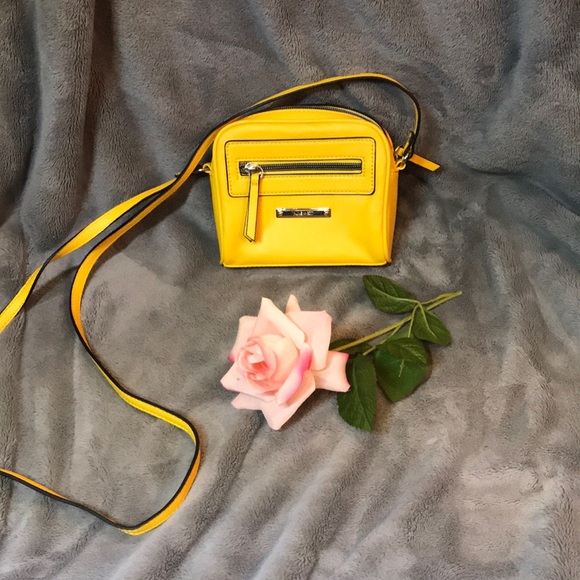 Handbags - ☀️Yellow Nine West crossbody purse ☀️